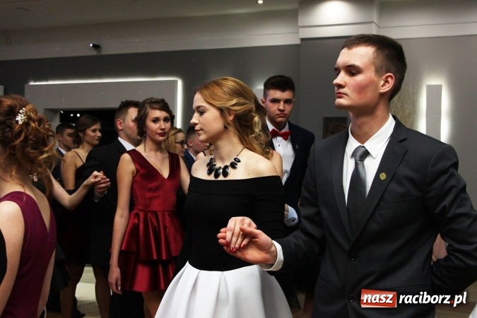 Zdjęcie w galerii na portalu naszraciborz.pl: Sezon studniówkowy trwa - dziś w Bravo bawi się Mechanik FOTO i WIDEO wiadomości z regionu