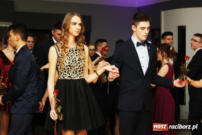 Zdjęcie w galerii na portalu naszraciborz.pl: Sezon studniówkowy trwa - dziś w Bravo bawi się Mechanik FOTO i WIDEO wiadomości z regionu