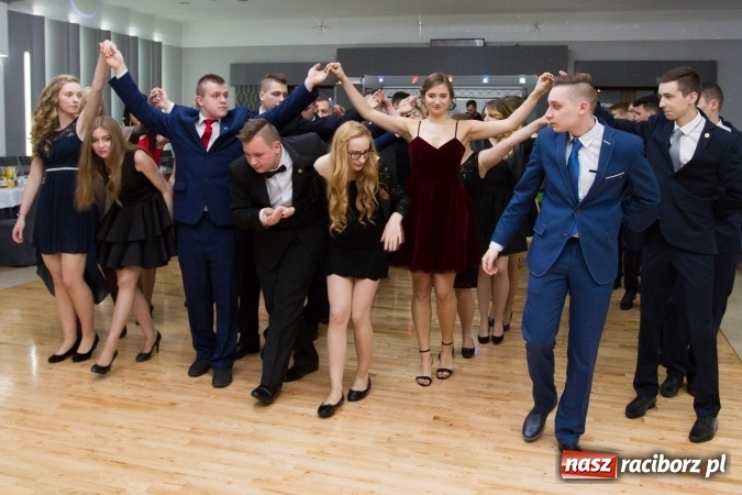 Zdjęcie w galerii na portalu naszraciborz.pl: Sezon studniówkowy trwa - dziś w Bravo bawi się Mechanik FOTO i WIDEO wiadomości z regionu