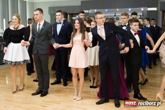 Zdjęcie w galerii na portalu naszraciborz.pl: Sezon studniówkowy trwa - dziś w Bravo bawi się Mechanik FOTO i WIDEO wiadomości z regionu