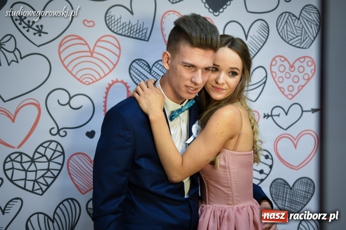 Zdjęcie w galerii na portalu naszraciborz.pl: Szalona studniówka maturzystów Kasprowicza  wiadomości z regionu