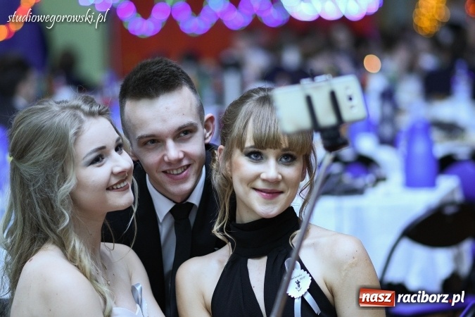 Zdjęcie w galerii na portalu naszraciborz.pl: Szalona studniówka maturzystów Kasprowicza  wiadomości z regionu