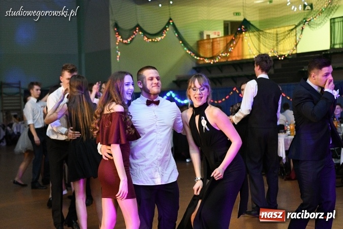 Zdjęcie w galerii na portalu naszraciborz.pl: Szalona studniówka maturzystów Kasprowicza  wiadomości z regionu