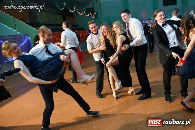 Zdjęcie w galerii na portalu naszraciborz.pl: Szalona studniówka maturzystów Kasprowicza  wiadomości z regionu