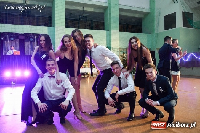 Zdjęcie w galerii na portalu naszraciborz.pl: Szalona studniówka maturzystów Kasprowicza  wiadomości z regionu