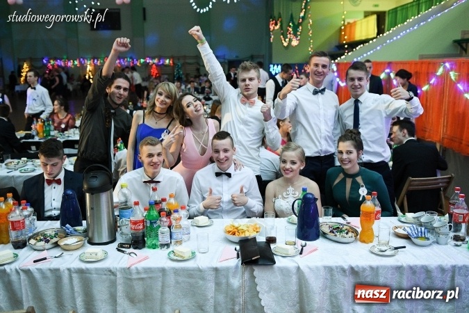 Zdjęcie w galerii na portalu naszraciborz.pl: Szalona studniówka maturzystów Kasprowicza  wiadomości z regionu