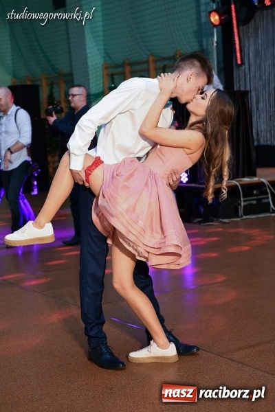 Zdjęcie w galerii na portalu naszraciborz.pl: Szalona studniówka maturzystów Kasprowicza  wiadomości z regionu