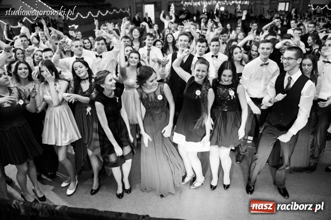 Zdjęcie w galerii na portalu naszraciborz.pl: Szalona studniówka maturzystów Kasprowicza  wiadomości z regionu