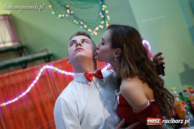 Zdjęcie w galerii na portalu naszraciborz.pl: Szalona studniówka maturzystów Kasprowicza  wiadomości z regionu