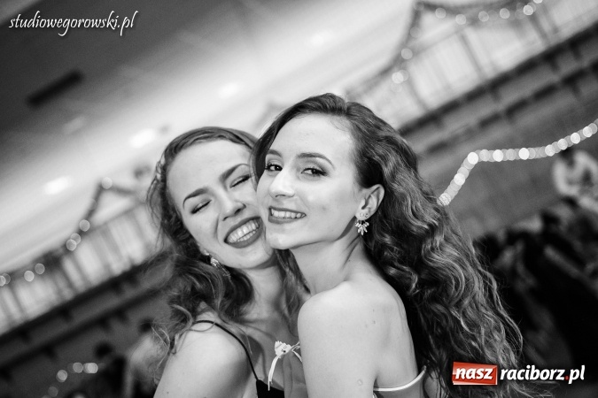 Zdjęcie w galerii na portalu naszraciborz.pl: Szalona studniówka maturzystów Kasprowicza  wiadomości z regionu