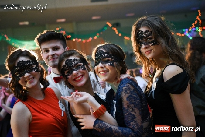 Zdjęcie w galerii na portalu naszraciborz.pl: Szalona studniówka maturzystów Kasprowicza  wiadomości z regionu