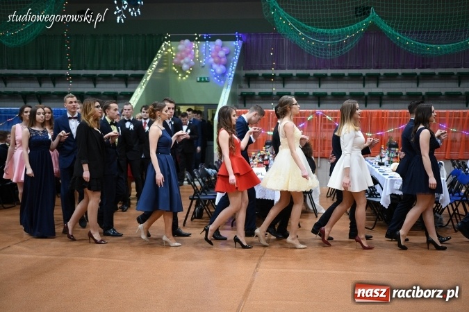 Zdjęcie w galerii na portalu naszraciborz.pl: Szalona studniówka maturzystów Kasprowicza  wiadomości z regionu