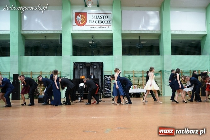 Zdjęcie w galerii na portalu naszraciborz.pl: Szalona studniówka maturzystów Kasprowicza  wiadomości z regionu