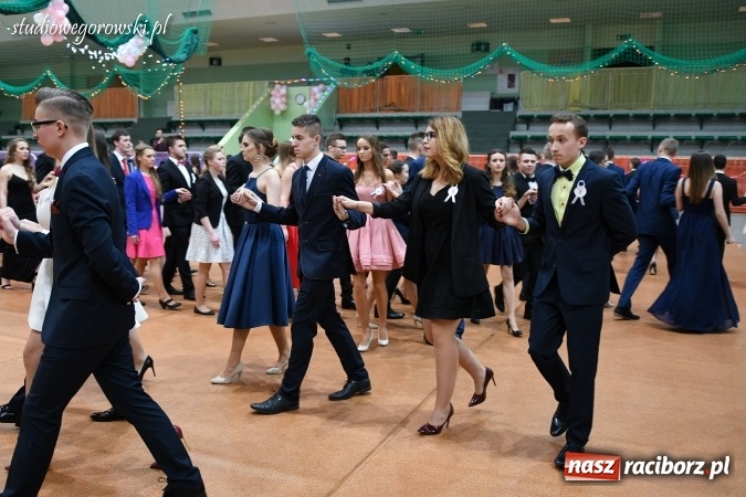 Zdjęcie w galerii na portalu naszraciborz.pl: Szalona studniówka maturzystów Kasprowicza  wiadomości z regionu