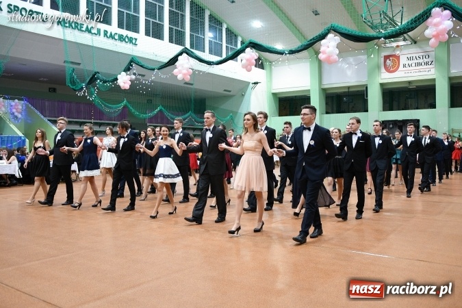 Zdjęcie w galerii na portalu naszraciborz.pl: Szalona studniówka maturzystów Kasprowicza  wiadomości z regionu