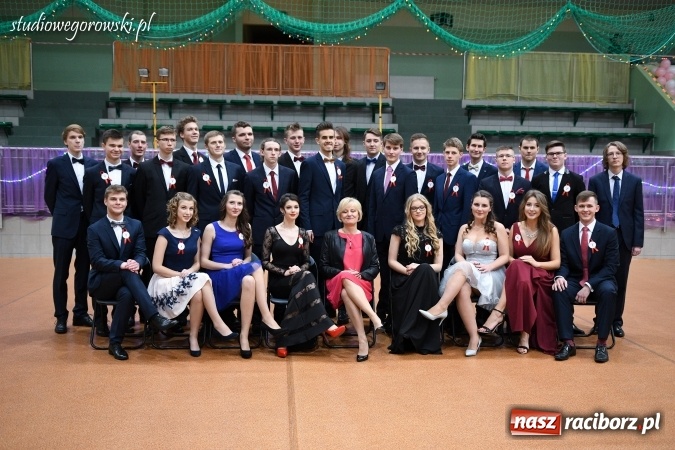 Zdjęcie w galerii na portalu naszraciborz.pl: Szalona studniówka maturzystów Kasprowicza  wiadomości z regionu