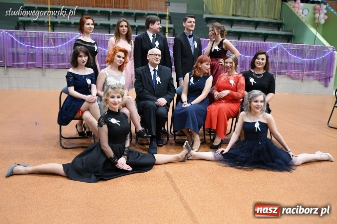 Zdjęcie w galerii na portalu naszraciborz.pl: Szalona studniówka maturzystów Kasprowicza  wiadomości z regionu