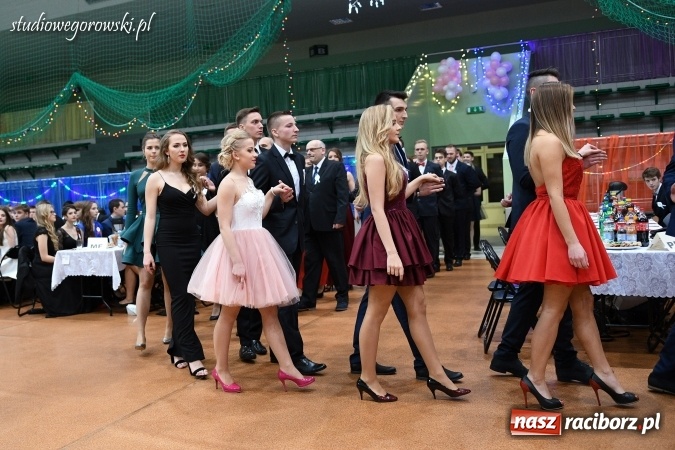 Zdjęcie w galerii na portalu naszraciborz.pl: Szalona studniówka maturzystów Kasprowicza  wiadomości z regionu