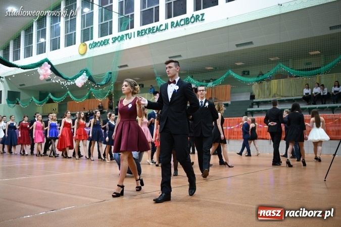 Zdjęcie w galerii na portalu naszraciborz.pl: Szalona studniówka maturzystów Kasprowicza  wiadomości z regionu