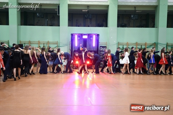 Zdjęcie w galerii na portalu naszraciborz.pl: Szalona studniówka maturzystów Kasprowicza  wiadomości z regionu