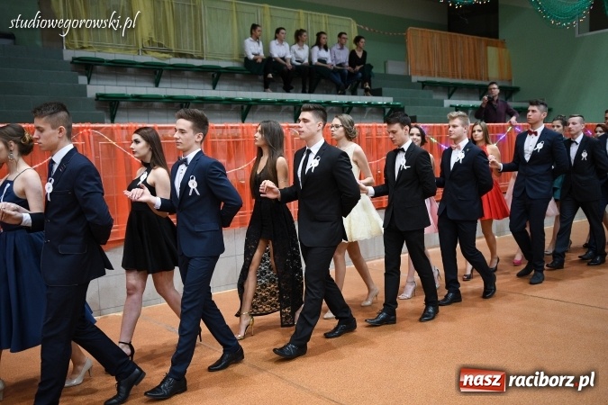 Zdjęcie w galerii na portalu naszraciborz.pl: Szalona studniówka maturzystów Kasprowicza  wiadomości z regionu