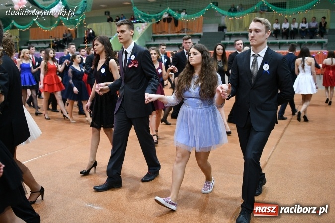 Zdjęcie w galerii na portalu naszraciborz.pl: Szalona studniówka maturzystów Kasprowicza  wiadomości z regionu