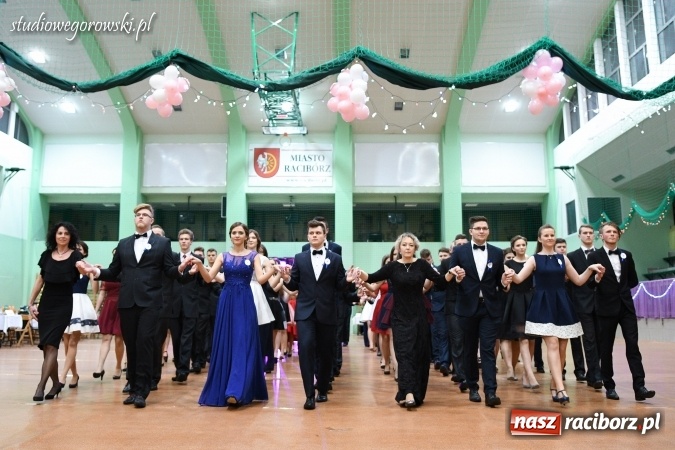 Zdjęcie w galerii na portalu naszraciborz.pl: Szalona studniówka maturzystów Kasprowicza  wiadomości z regionu