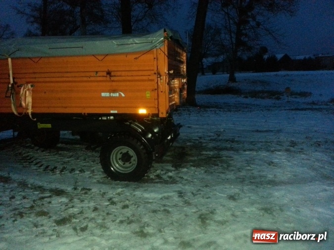 Zdjęcie w galerii na portalu naszraciborz.pl: Smród w Rudzie. Zlikwidowany drób pozostawiono w wiosce na przyczepie  wiadomości z regionu