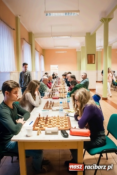 Zdjęcie w galerii na portalu naszraciborz.pl: Specjalny Ośrodek dla Niesłyszących i Słabosłyszących areną zmagań szachistów. Stawką puchar prezydenta wiadomości z regionu