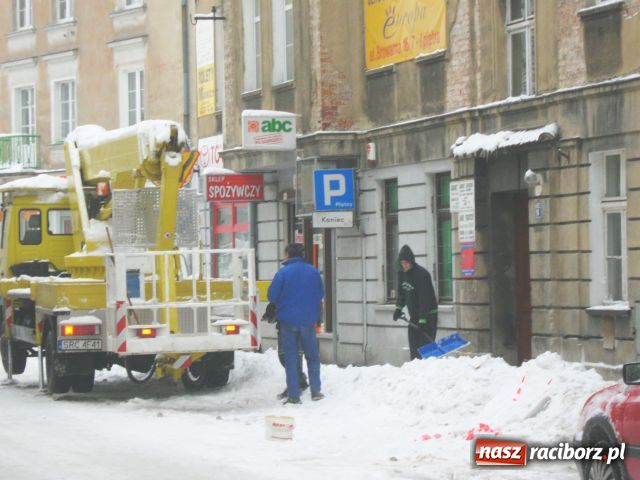 Zdjęcie w galerii na portalu naszraciborz.pl: Śnieg nie zwalnia z myślenia wiadomości z regionu