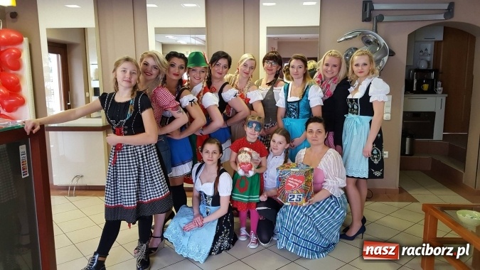 Zdjęcie w galerii na portalu naszraciborz.pl: Studio Sztuki Fryzjerskiej Luiza z Tworkowa strzygło i modelowało w rytm Wielkiej Orkiestry Świątecznej Pomocy wiadomości z regionu