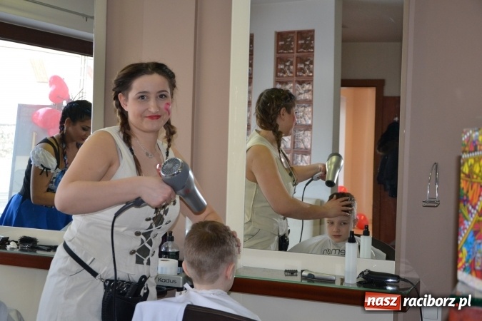 Zdjęcie w galerii na portalu naszraciborz.pl: Studio Sztuki Fryzjerskiej Luiza z Tworkowa strzygło i modelowało w rytm Wielkiej Orkiestry Świątecznej Pomocy wiadomości z regionu