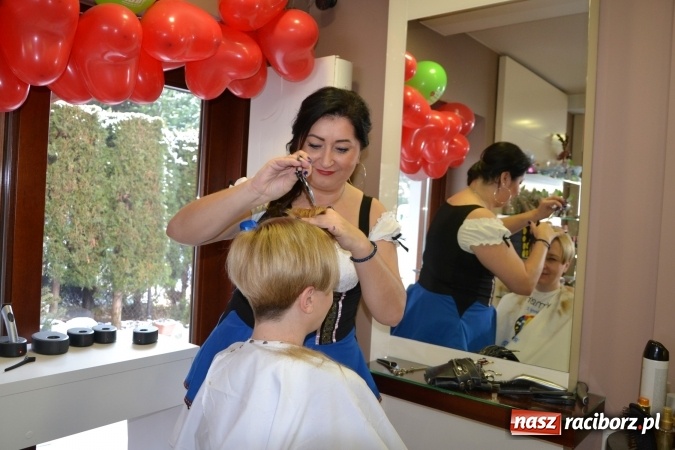 Zdjęcie w galerii na portalu naszraciborz.pl: Studio Sztuki Fryzjerskiej Luiza z Tworkowa strzygło i modelowało w rytm Wielkiej Orkiestry Świątecznej Pomocy wiadomości z regionu