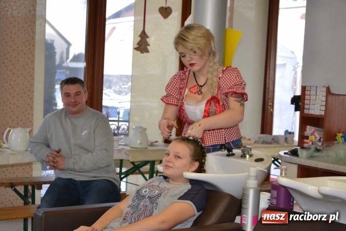 Zdjęcie w galerii na portalu naszraciborz.pl: Studio Sztuki Fryzjerskiej Luiza z Tworkowa strzygło i modelowało w rytm Wielkiej Orkiestry Świątecznej Pomocy wiadomości z regionu