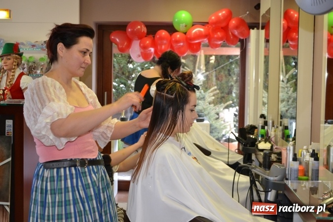 Zdjęcie w galerii na portalu naszraciborz.pl: Studio Sztuki Fryzjerskiej Luiza z Tworkowa strzygło i modelowało w rytm Wielkiej Orkiestry Świątecznej Pomocy wiadomości z regionu