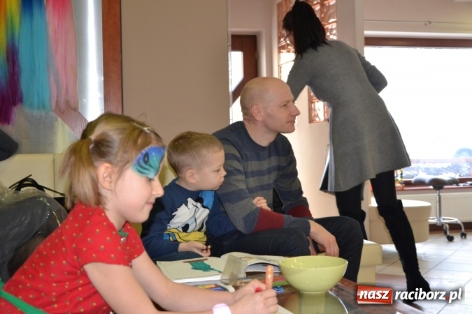 Zdjęcie w galerii na portalu naszraciborz.pl: Studio Sztuki Fryzjerskiej Luiza z Tworkowa strzygło i modelowało w rytm Wielkiej Orkiestry Świątecznej Pomocy wiadomości z regionu