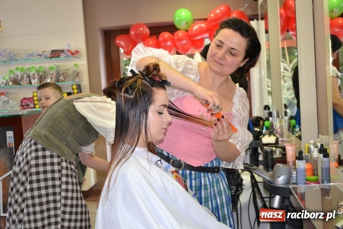 Zdjęcie w galerii na portalu naszraciborz.pl: Studio Sztuki Fryzjerskiej Luiza z Tworkowa strzygło i modelowało w rytm Wielkiej Orkiestry Świątecznej Pomocy wiadomości z regionu