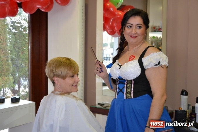 Zdjęcie w galerii na portalu naszraciborz.pl: Studio Sztuki Fryzjerskiej Luiza z Tworkowa strzygło i modelowało w rytm Wielkiej Orkiestry Świątecznej Pomocy wiadomości z regionu