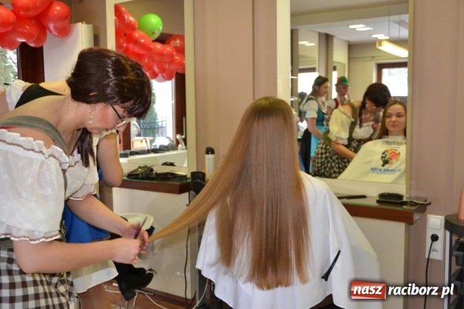 Zdjęcie w galerii na portalu naszraciborz.pl: Studio Sztuki Fryzjerskiej Luiza z Tworkowa strzygło i modelowało w rytm Wielkiej Orkiestry Świątecznej Pomocy wiadomości z regionu