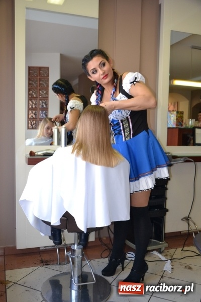 Zdjęcie w galerii na portalu naszraciborz.pl: Studio Sztuki Fryzjerskiej Luiza z Tworkowa strzygło i modelowało w rytm Wielkiej Orkiestry Świątecznej Pomocy wiadomości z regionu
