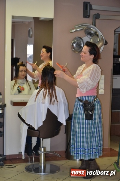 Zdjęcie w galerii na portalu naszraciborz.pl: Studio Sztuki Fryzjerskiej Luiza z Tworkowa strzygło i modelowało w rytm Wielkiej Orkiestry Świątecznej Pomocy wiadomości z regionu