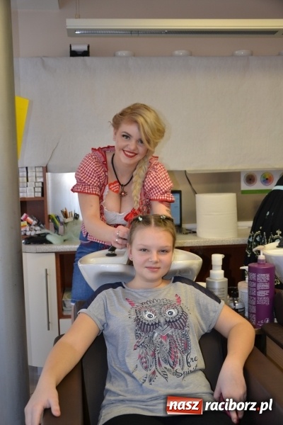 Zdjęcie w galerii na portalu naszraciborz.pl: Studio Sztuki Fryzjerskiej Luiza z Tworkowa strzygło i modelowało w rytm Wielkiej Orkiestry Świątecznej Pomocy wiadomości z regionu