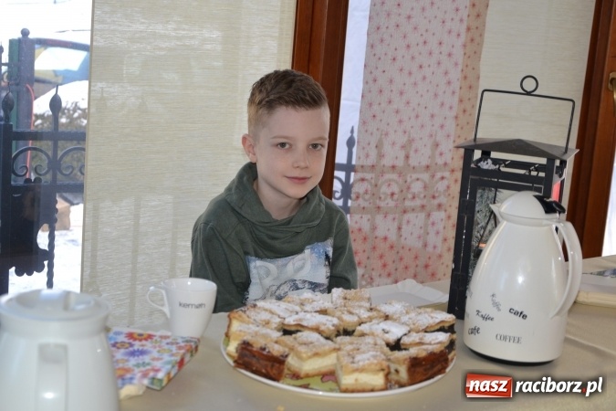 Zdjęcie w galerii na portalu naszraciborz.pl: Studio Sztuki Fryzjerskiej Luiza z Tworkowa strzygło i modelowało w rytm Wielkiej Orkiestry Świątecznej Pomocy wiadomości z regionu