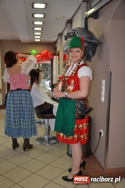 Zdjęcie w galerii na portalu naszraciborz.pl: Studio Sztuki Fryzjerskiej Luiza z Tworkowa strzygło i modelowało w rytm Wielkiej Orkiestry Świątecznej Pomocy wiadomości z regionu