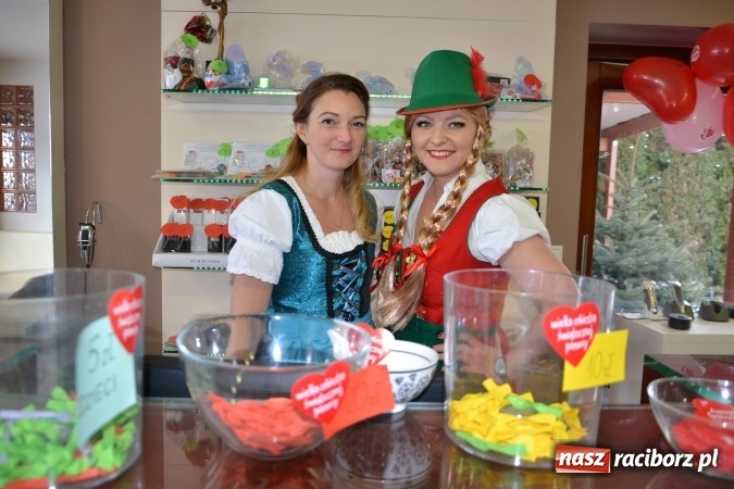 Zdjęcie w galerii na portalu naszraciborz.pl: Studio Sztuki Fryzjerskiej Luiza z Tworkowa strzygło i modelowało w rytm Wielkiej Orkiestry Świątecznej Pomocy wiadomości z regionu