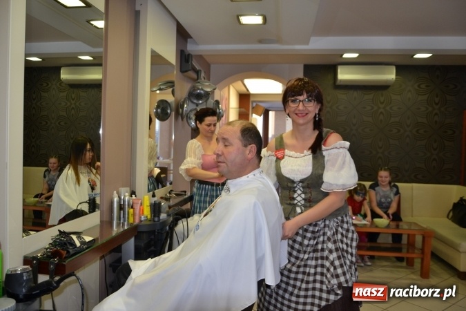 Zdjęcie w galerii na portalu naszraciborz.pl: Studio Sztuki Fryzjerskiej Luiza z Tworkowa strzygło i modelowało w rytm Wielkiej Orkiestry Świątecznej Pomocy wiadomości z regionu