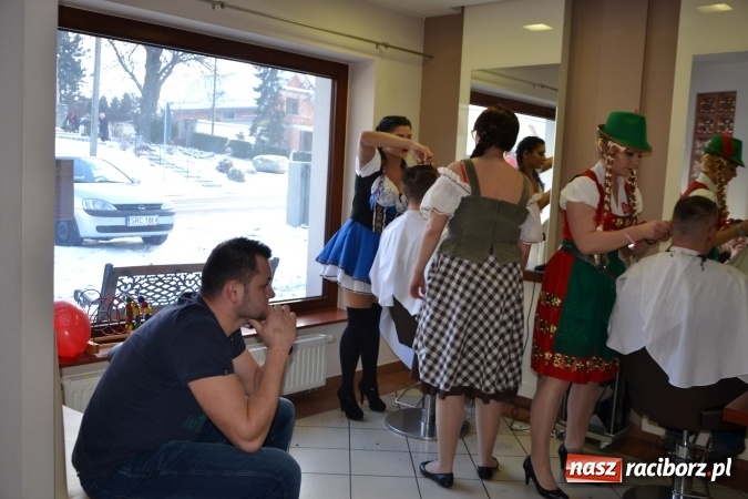 Zdjęcie w galerii na portalu naszraciborz.pl: Studio Sztuki Fryzjerskiej Luiza z Tworkowa strzygło i modelowało w rytm Wielkiej Orkiestry Świątecznej Pomocy wiadomości z regionu