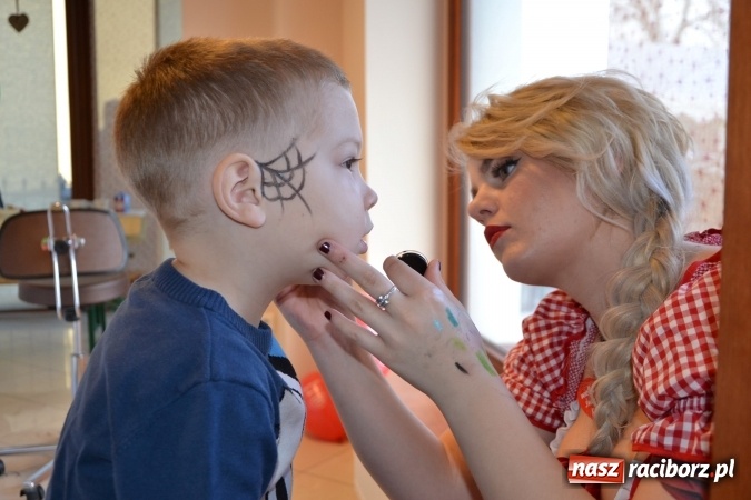 Zdjęcie w galerii na portalu naszraciborz.pl: Studio Sztuki Fryzjerskiej Luiza z Tworkowa strzygło i modelowało w rytm Wielkiej Orkiestry Świątecznej Pomocy wiadomości z regionu