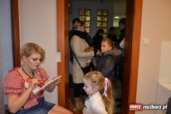 Zdjęcie w galerii na portalu naszraciborz.pl: Studio Sztuki Fryzjerskiej Luiza z Tworkowa strzygło i modelowało w rytm Wielkiej Orkiestry Świątecznej Pomocy wiadomości z regionu