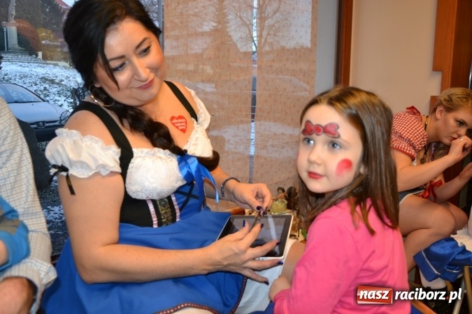 Zdjęcie w galerii na portalu naszraciborz.pl: Studio Sztuki Fryzjerskiej Luiza z Tworkowa strzygło i modelowało w rytm Wielkiej Orkiestry Świątecznej Pomocy wiadomości z regionu